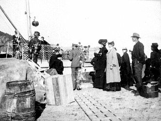 En samling bilder fra Telemark o. a. st. Bl. a. Seljord dyrsku, telemarksbåtene, mennesker, turistliv, Gråtenmoen ekserserplass, Dyrsku Dalen 1906 m. v.