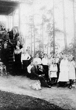 En samling bilder fra Telemark o. a. st. Bl. a. Seljord dyrsku, telemarksbåtene, mennesker, turistliv, Gråtenmoen ekserserplass, Dyrsku Dalen 1906 m. v.