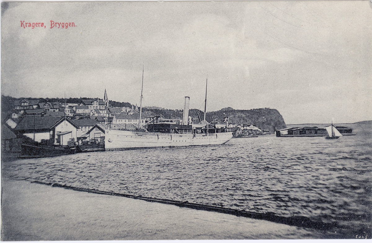 Kragerø. Dampskipsbrygga med kystruteskip.
Jøransberg i bakgrunn