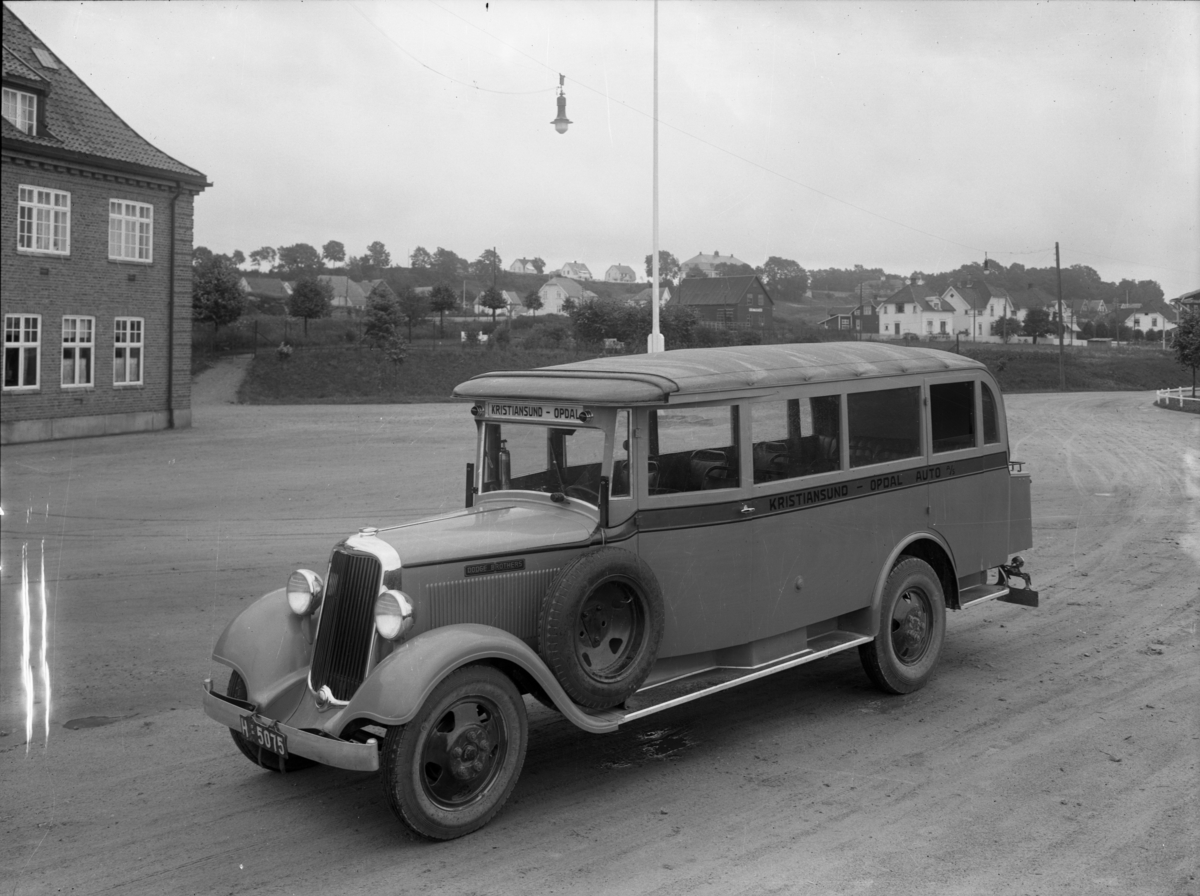 En liten buss fotografert. Kristiansund-Opdal. Fotografert for  Bjørges karosserifabrikk. Fotografert juli 1933.

Kristiansund-Opdal Auto (KOA) på Sunndalsøra fikk tidlig på 1930-tallet levert to busser, Dodge med karosseri fra Bjørge i Skien. Begge hadd 15 sitteplasser. 1933-modellen ble registrert T-4277 og 1934-modellen T-4275. Det er antakelig en av disse to bussene.
