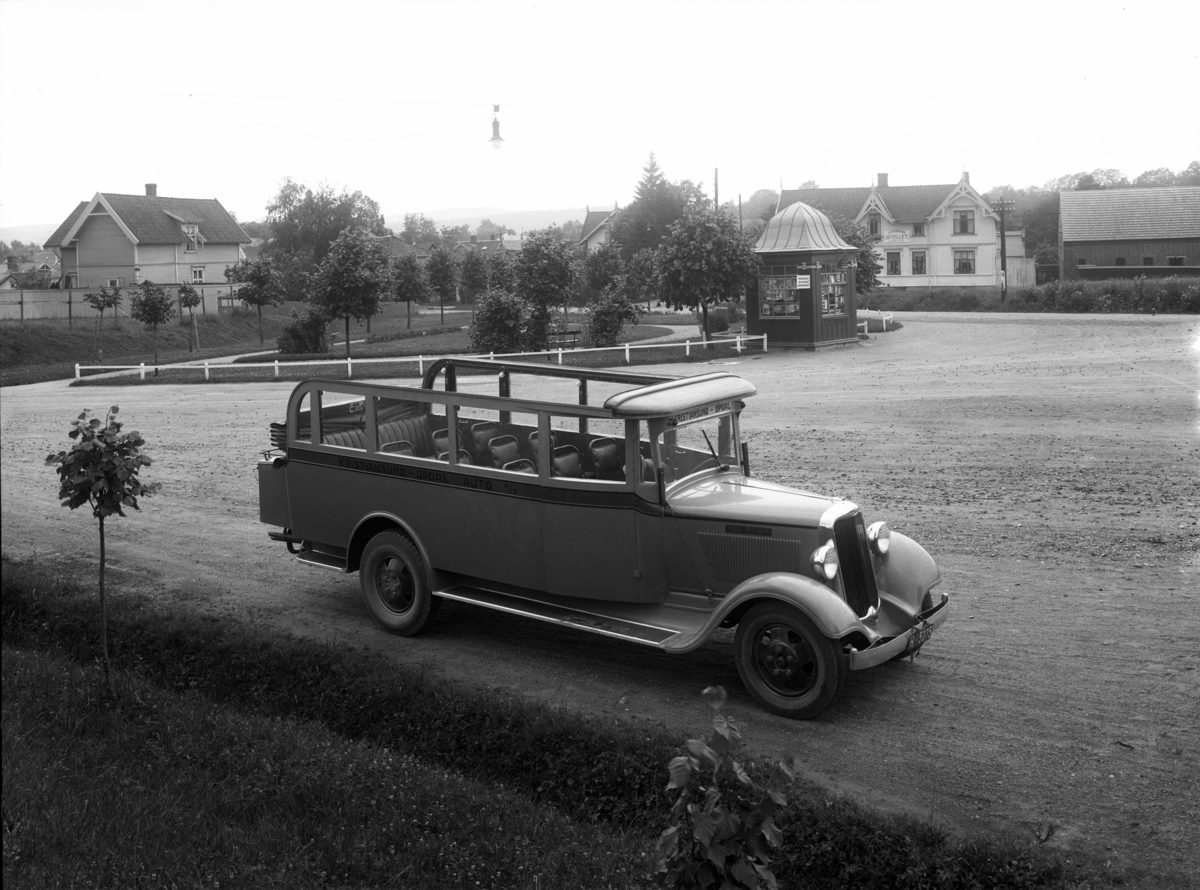 Bussen "Kristiansund - Opdal" fotografert foran Skien Nylende jernbanestasjon for Bjørges karosserifabrikk.

Kristiansund-Opdal Auto (KOA) på Sunndalsøra fikk tidlig på 1930-tallet levert to busser, Dodge med karosseri fra Bjørge i Skien. Begge hadd 15 sitteplasser. 1933-modellen ble registrert T-4277 og 1934-modellen T-4275. Det er antakelig en av disse to bussene.