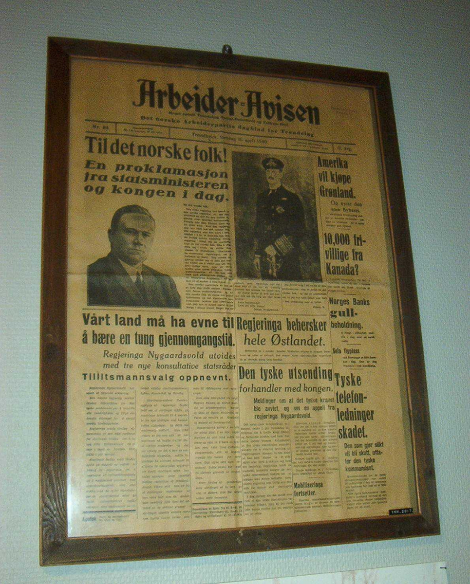 Nr.84. Arbeider-Avisen torsdag 11. April 1940

Til det norske folket!
En proklamasjon fra statsministeren og kongen i dag.........

Vårt land må ha evne til å bære en tung gjennomgangstid......
Dette er to av overskriftene vi ser på avisutklippet.