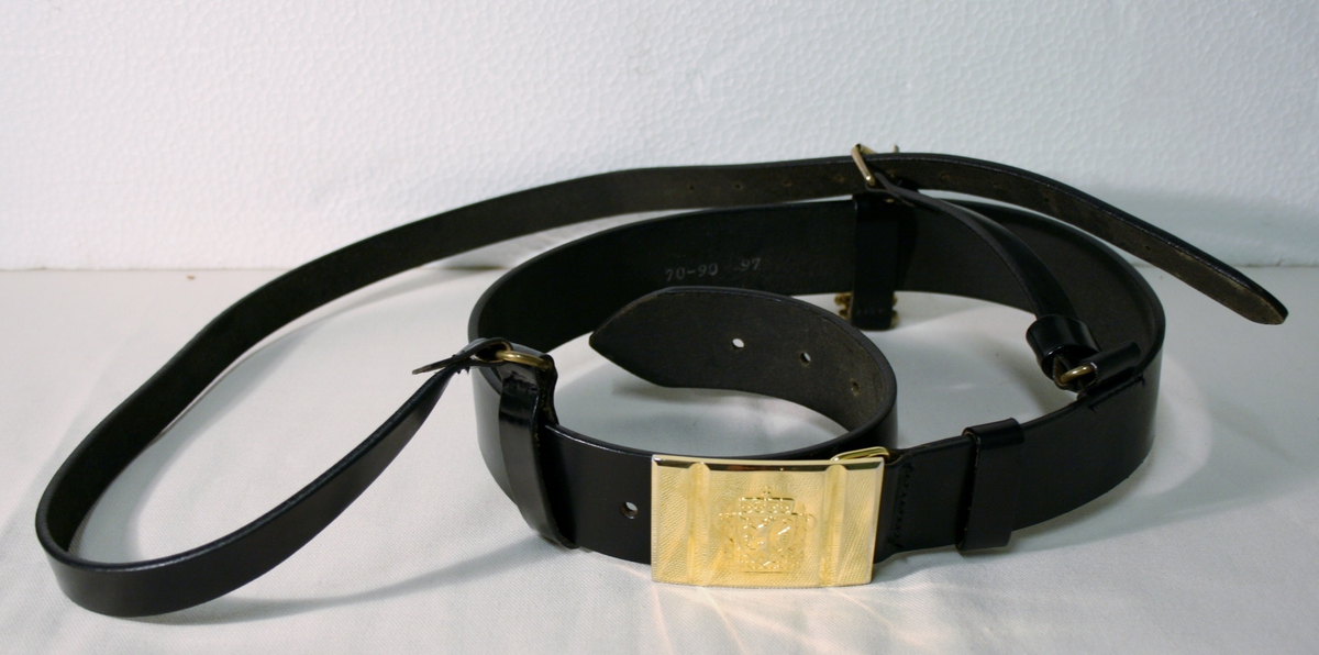 Foret, sort jakke med gullforgylte eikeløvsnåler på kraven. 4 gullforgylte knapper med riksvåpen i front og to ved splitten bak. Epåletter i flettet gull med fire stjerner og eikeløv (politidirektør). Fire lommer med klaff og knapp. Politimerke med riksvåpen på overarmene. Navneskilt i sort plast med gul skrift og riksvåpen. To ekstra navneskilt medfølger.

Knelangt, sort skjørt med glidlås bak.

Et kryssbandolær med gullforgylt rektangulær spenne dekorert med riksvåpen.

Et bredt lærbelte med gullforgylt rektangulær spenne dekorert med riksvåpen.

Et smalt lærbelte med gullforgylt rektangulær spenne dekorert med riksvåpen.

Politilue med hvit pull og luemerke i gull og rødt og eikeløvsbroderier i sort og gull. To forgylte knapper holder luesnoren på plass. (Lue for vinterhalvåret (med sort pull) registrert på NRM.03690)

Slips, skjorte og hvite hansker medfølger ikke.