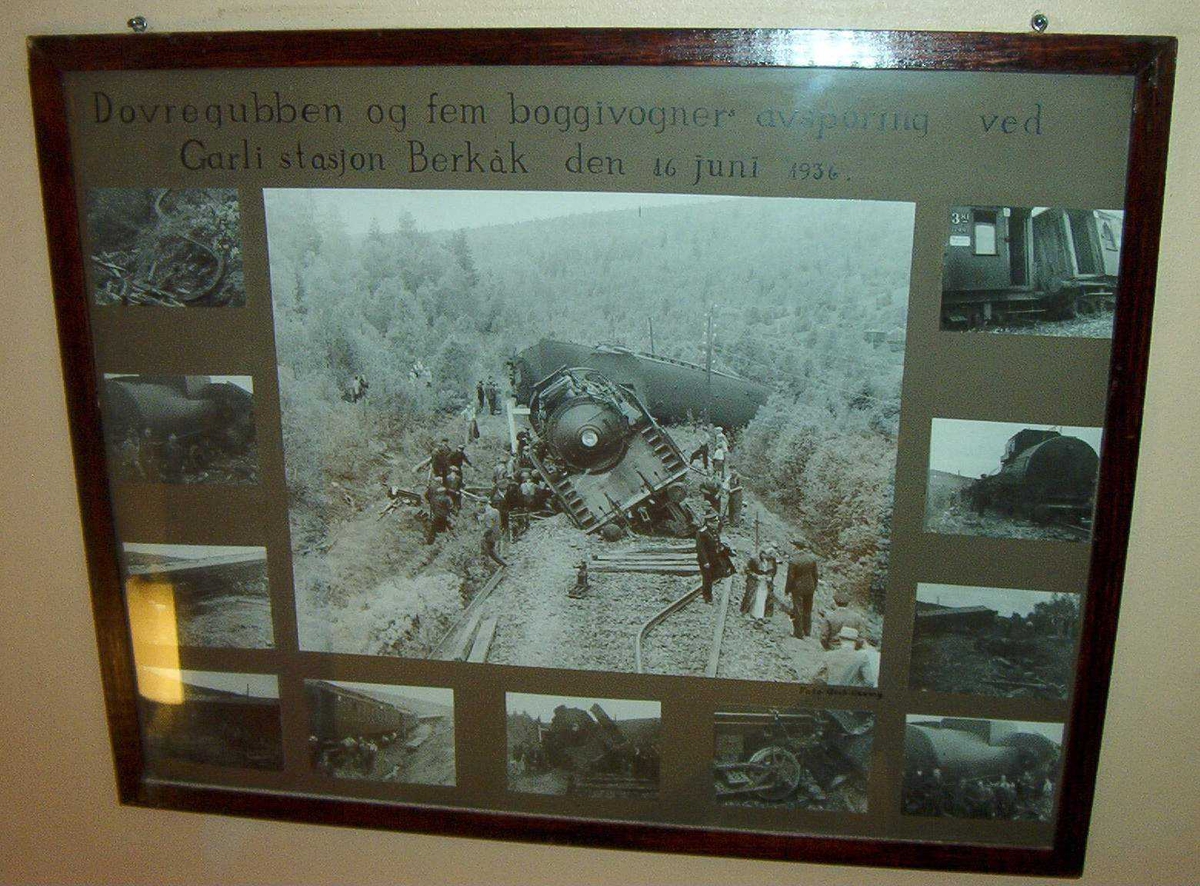 Innrammet montasje med 12 foto fra ulykkesstedet.