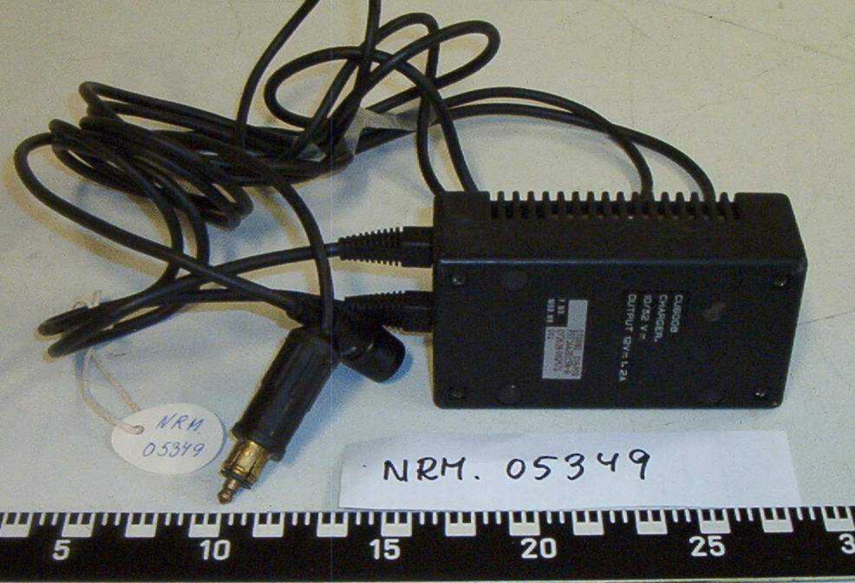 Innhold:
1 - Mikrofon SRA General Electric Co. ., USA
1 - Charger CU6008
1 - Charger Simonses type FW1399
1 - Høytaler Blaupunkt 1S Watt
1 - Telefonforsterker