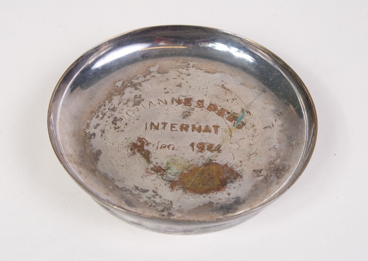 Rundt fat med fot.  Innskrift i fatets bunn.  Bunn er misfarget.