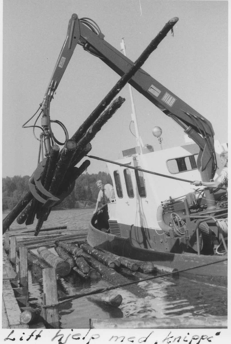 M/S Ørnen med kran ved Klovholt utslagsplass, Solum 1969.  "Litt hjelp med knippe"