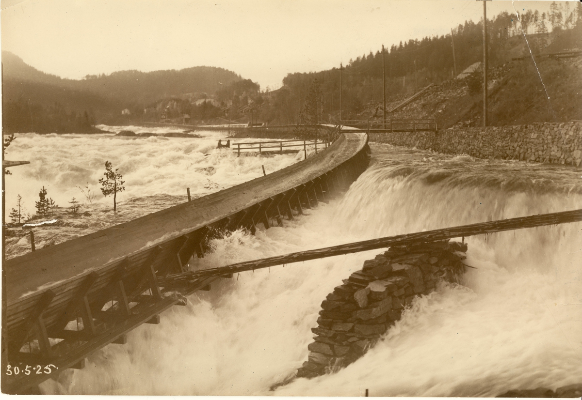 Lienfoss, Tinnfoss, tømerrenna 1925