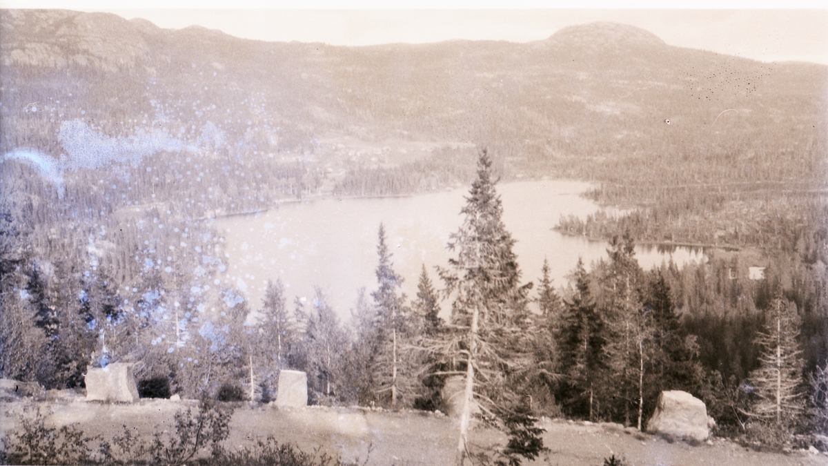 Skogsvann, fjell i bakgrunnen, vei med stabbesteiner i forgrunnen

Reisjåvatnet i Tuddal