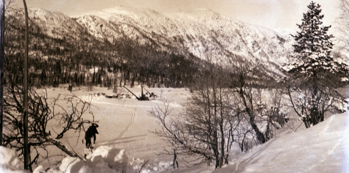 Skjerva, islagt vann.
Langevatn i Skjervavassdraget. Uttak av stein til demningen.