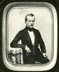 Portrett av ung mann m / bart i halvfigur m/ mørkt halsbind 