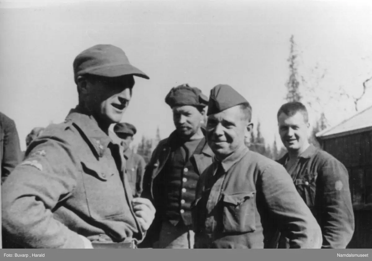 Lassemoen, Namsskogan, mai 1940. Russerleiren ved Lassemoen. Lt. Sanderud konfererer med lederen for leiren.