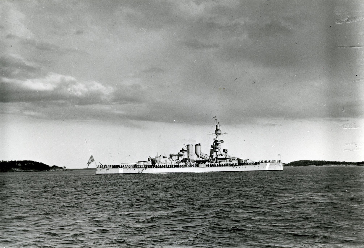 Pansarskeppet Sverige under beredskapstiden. Manskapet mannar reling.
