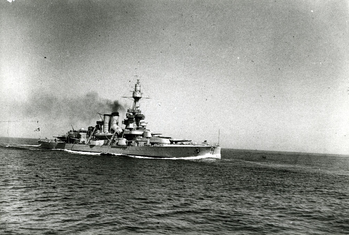 Pansarskeppet Sverige omkring år 1942.