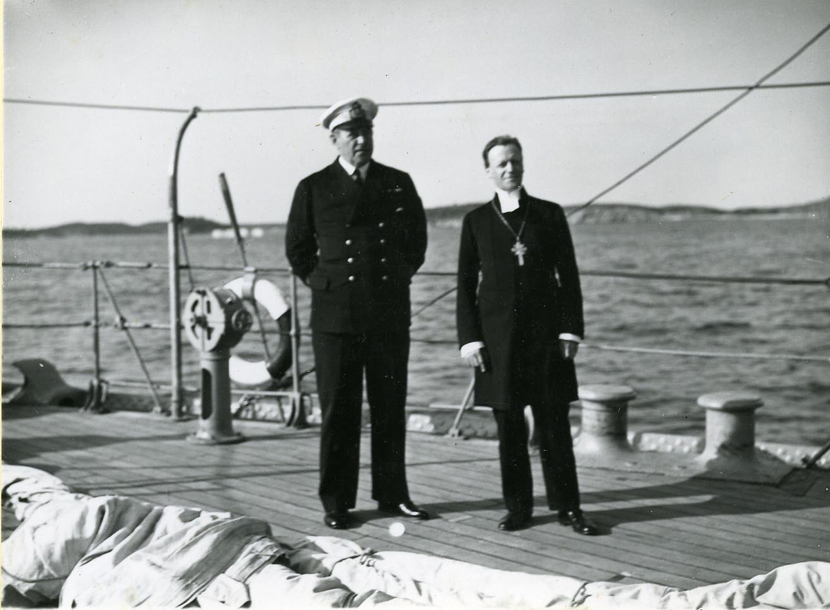 Konteramiral F.Tamm och ärkebiskop Erling Eidem ombord.