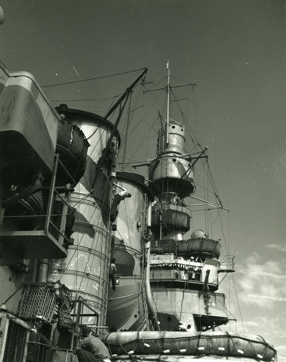 Foto från H.M.S. Sverige visande skorstenar bryggan samt centralsiktet.