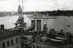 Pansarskeppet Sverige vid Stadsgårdskajen år 1934. Örlogsfartyget till ankars på Strömmen är förmodligen den amerikanska tunga kryssaren USS New Orleans (CA-32).