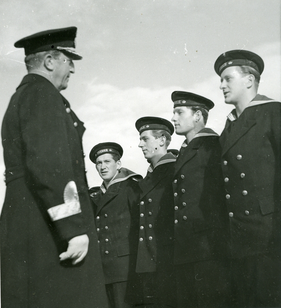 Konteramiral E. Samuelsson, CKF f. o. m. 1/10 -45, tager emot besättningen på Sverige.