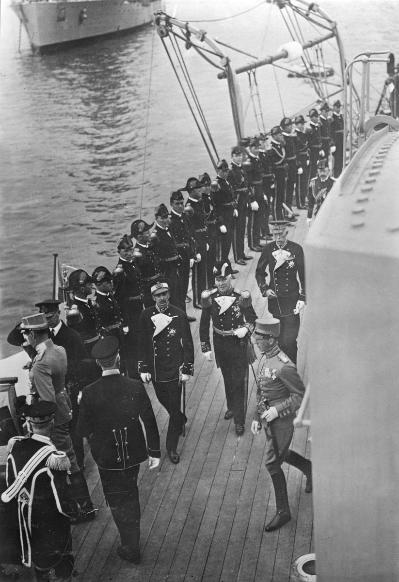 Besök på pansarskeppet SVERIGE vid spanske kungen Alfonso XIII:s statsbesök 1928.