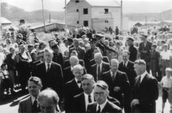 Fra Kongebesøket i 1946. Folkemengde som lytter til kongens 