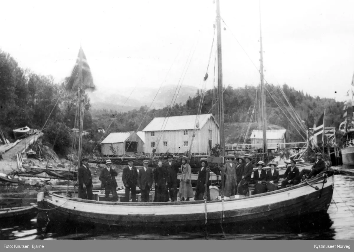 Nærøy kommune, Sangerstevne på Foldereid. Personen fra venstre: Kristian Olsvik, Einar Ofstad, Ditter Horseng, Ditlev  Horseng, Arnt Horseng, Matilde Horseng, Harald Horseng, Agnes Horseng, Marie Svendsen, ukjent, ukjent, Berta Olsvik, Ragna Horseng, Hilda Olsvik, Kristian Horseng og Lorents Horseng.