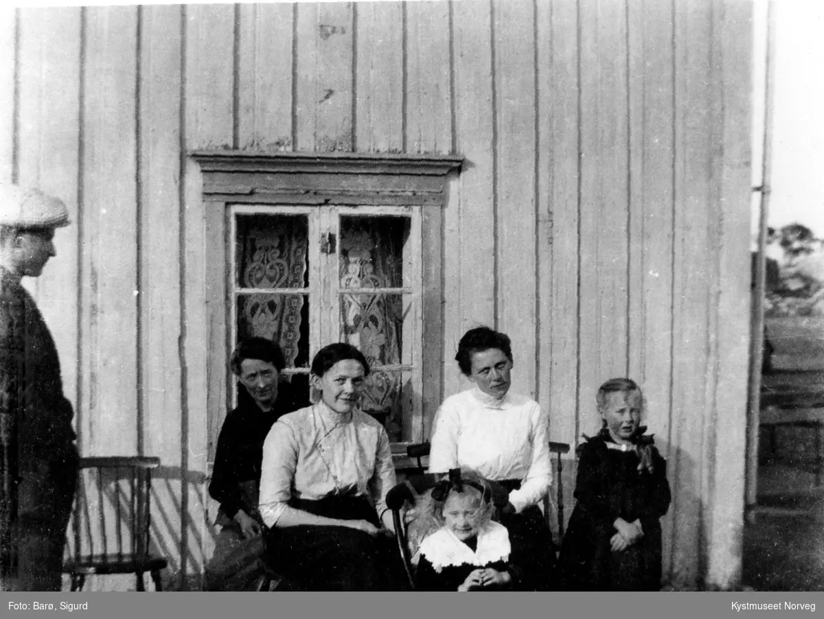 Olaf Waldersløff, Tine Waldersløff, Hilda Klungvik, Marianne Klungvik, Margit Waldersløff og Asbjørg Olsen Kristiansen på Barøya i Flatanger