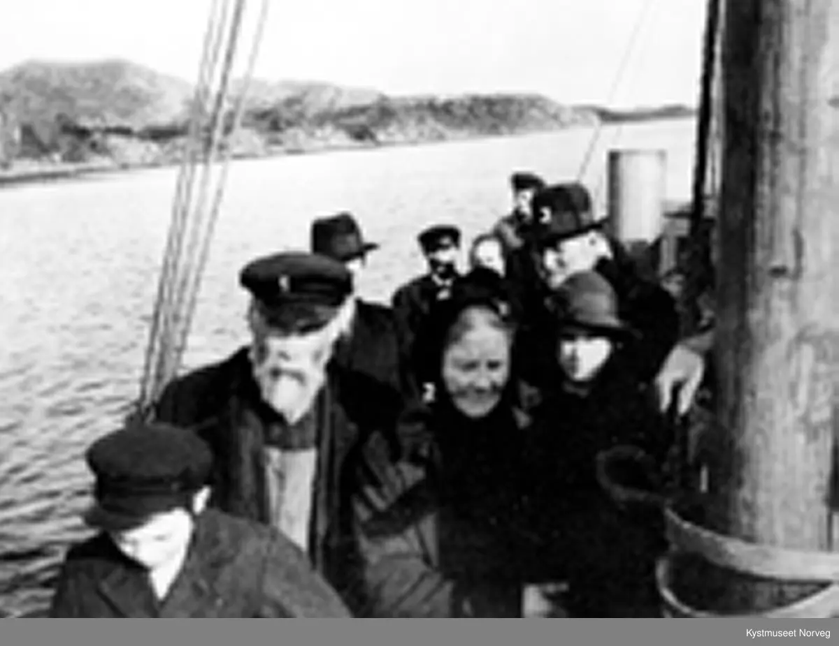 Gravferden til  Anna Lyngsnes. Nr. 1. Nils Drag, Oline Lyngsnes og Hans Lyngsnes, ellers ukjente i Langsundet