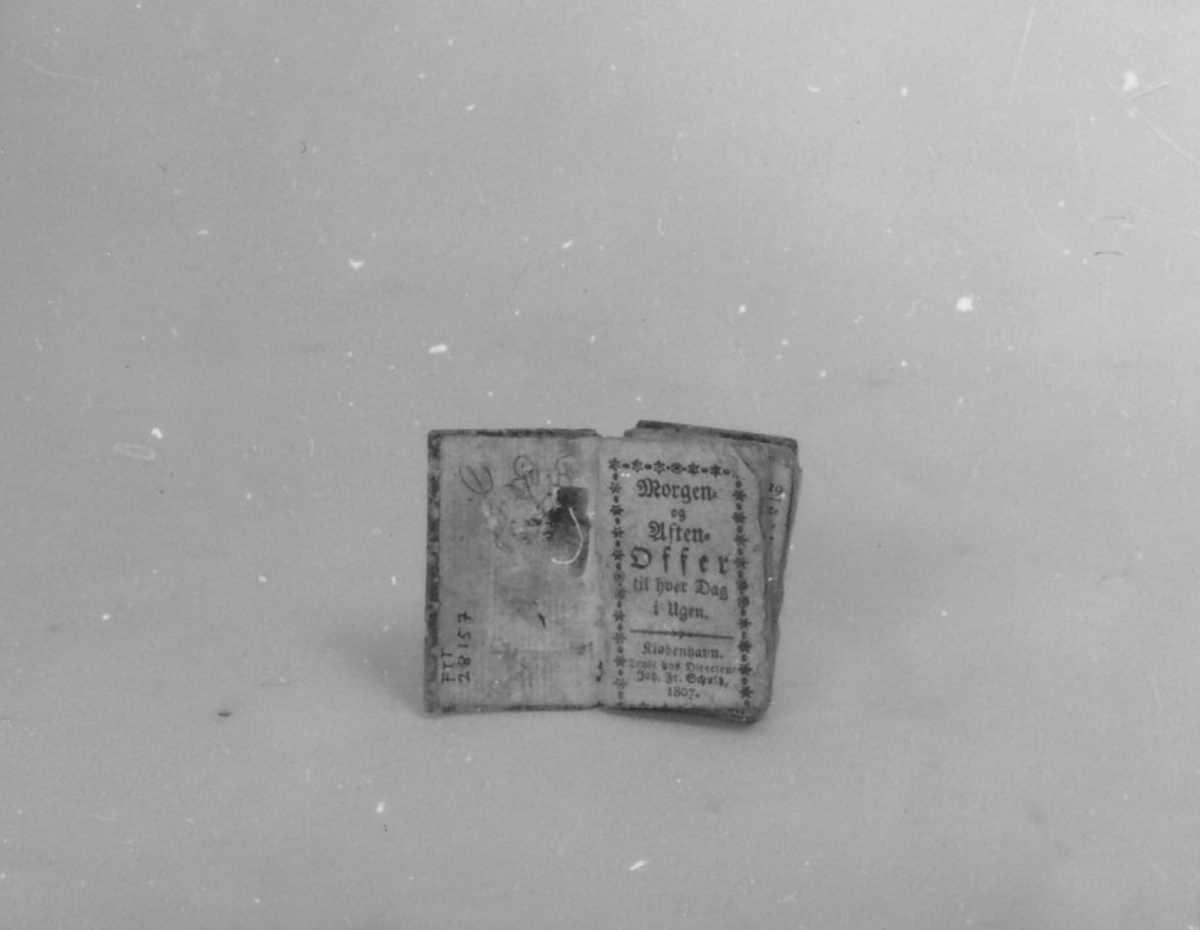 Liten bok brunt skinnbind, ryggen mangler, forperm, 9 første blad er løst