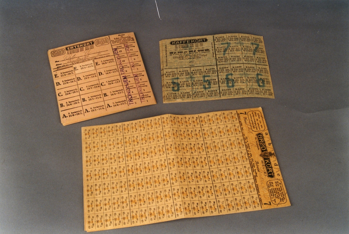 Rektangulære kort med trykk.