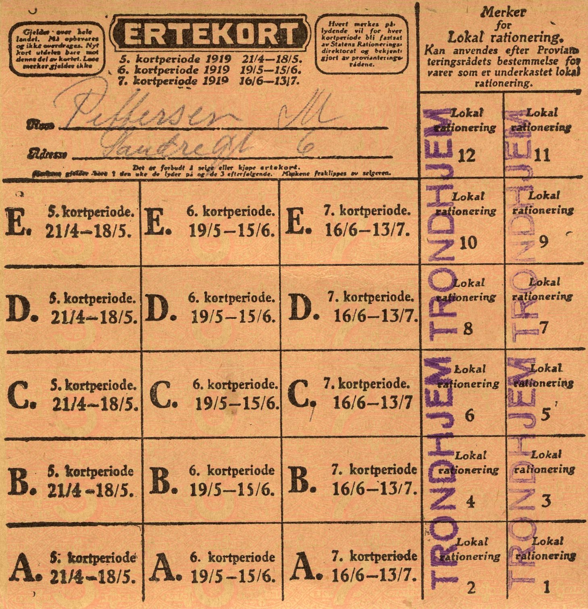 Rektangulære kort med trykk.