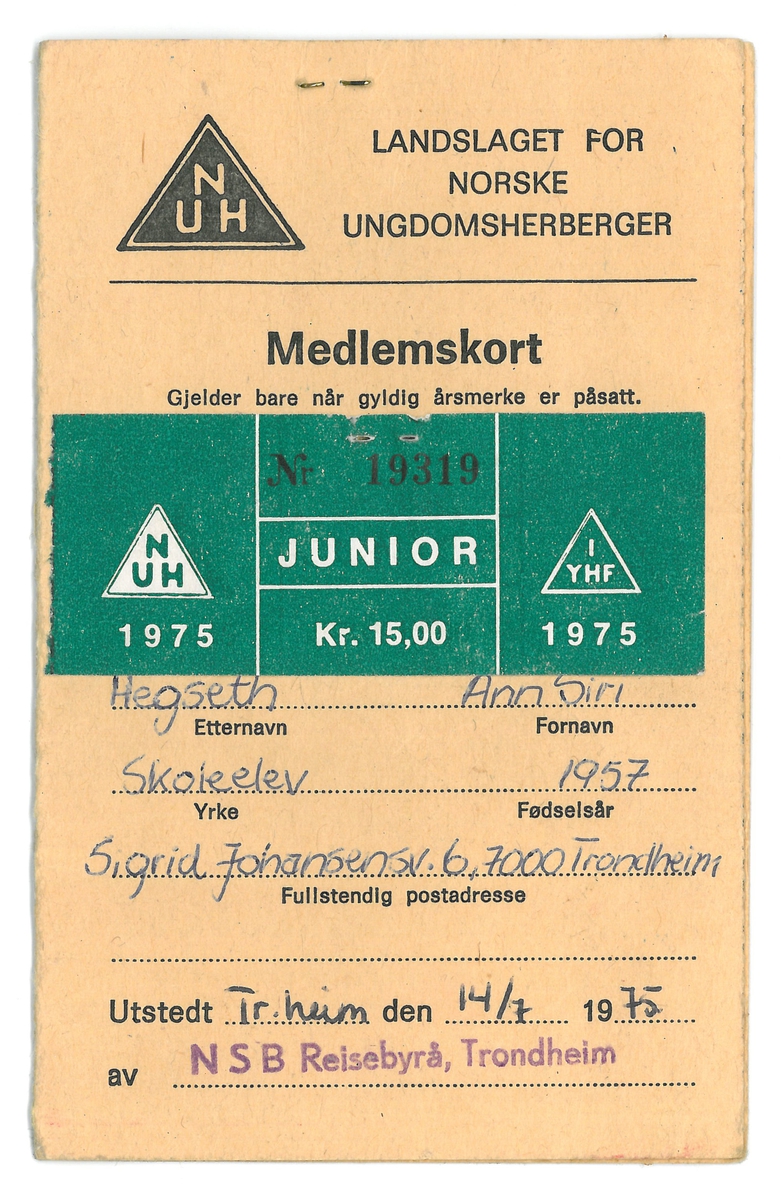 Et lite kort laget av et kraftig papir som er brettet en gang.
