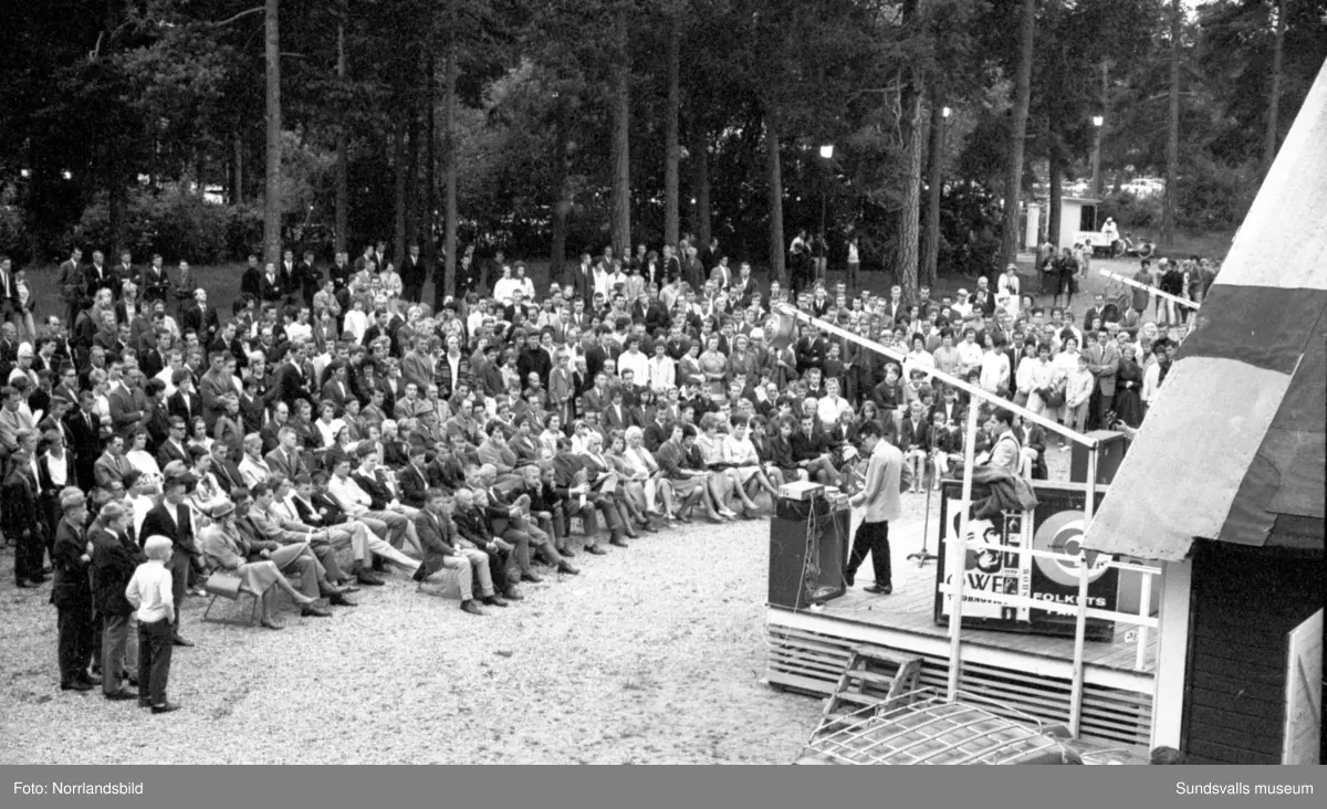 Owe Thörnqvist uppträder i Folkets park i Matfors.
