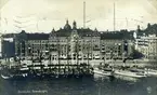 Stockholm, Strandvägen.
Blidösund II ligger på ångfartyget Blidösunds babordssida.
Blidösund II sjösattes 1884 under namnet Kyrkviken som något senare ändrades till Balder.