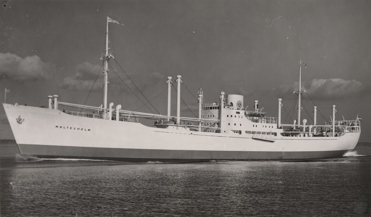 Foto i svartvitt visande lastmotorfartyget "MALTESHOLM" i Köpenhamn under år 1954.