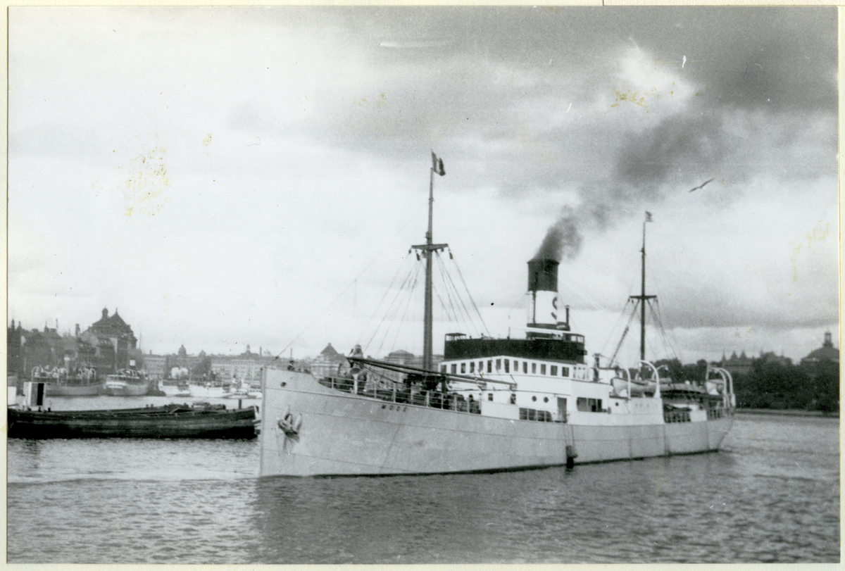 [från fotobeskrivningen:] "Lastångfartyget MODE den 13.9.1927 i Stockholm"
[under Tidsuppgifter:] "27.09.13"