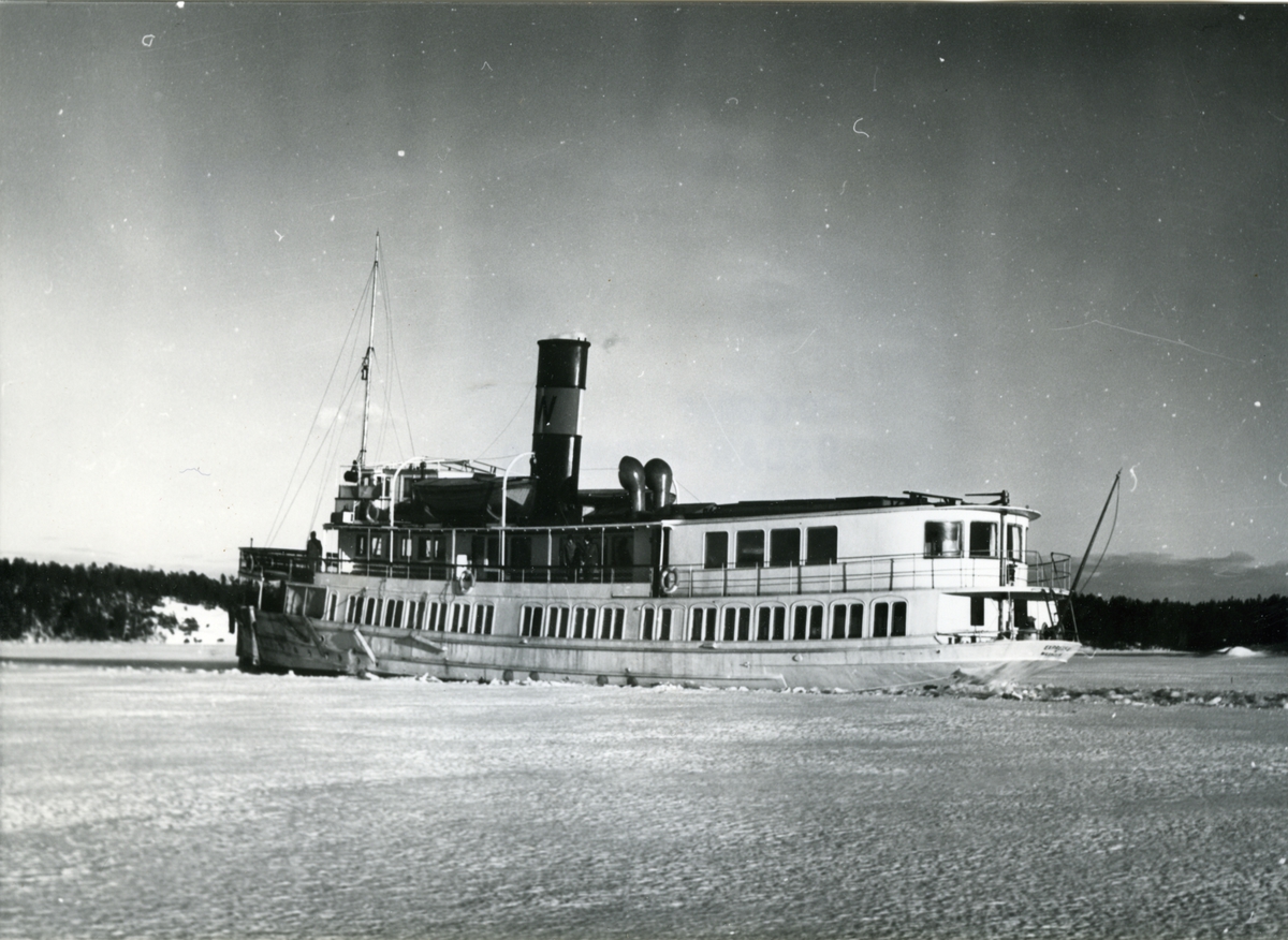 Fartyget forcerar isen på Edöfjärd i februari 1953