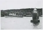 Foto i svartvitt visande passagerarångfartyg BORE I under
gång i Stockholms skärgård 1952.