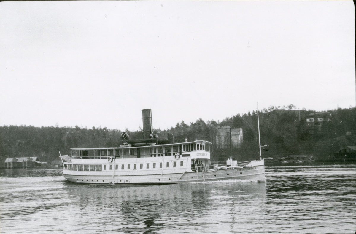 S/S GUSTAVSBERG III I Halvkakssundet.
