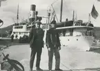 Passagerarångfartyget Ragne av Stockholm vid Stockholmskajen i Sundsvall år 1928.  Männen i förgrunden är stuvare från Sundsvall.