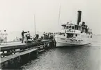 Foto i svartvitt visande passagerarångfartyget Nåtarö vid Nåtarö brygga, år 1955.