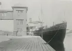 Foto i svartvitt visande passagerarångfartyget Njord av Luleå, vid kvarnenTre Kronor, Stockholm.
Foto Från omkring 1900-talet