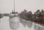 Fartyget i Göta Kanal vid Sörby Bro.
Gåva av Sixten Rönnow 1937.