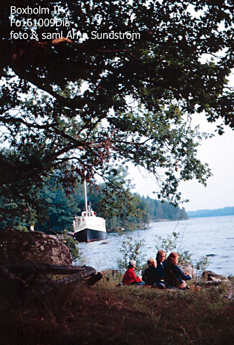 Picknick i det gröna. I bakgrunden BOXHOLM II.