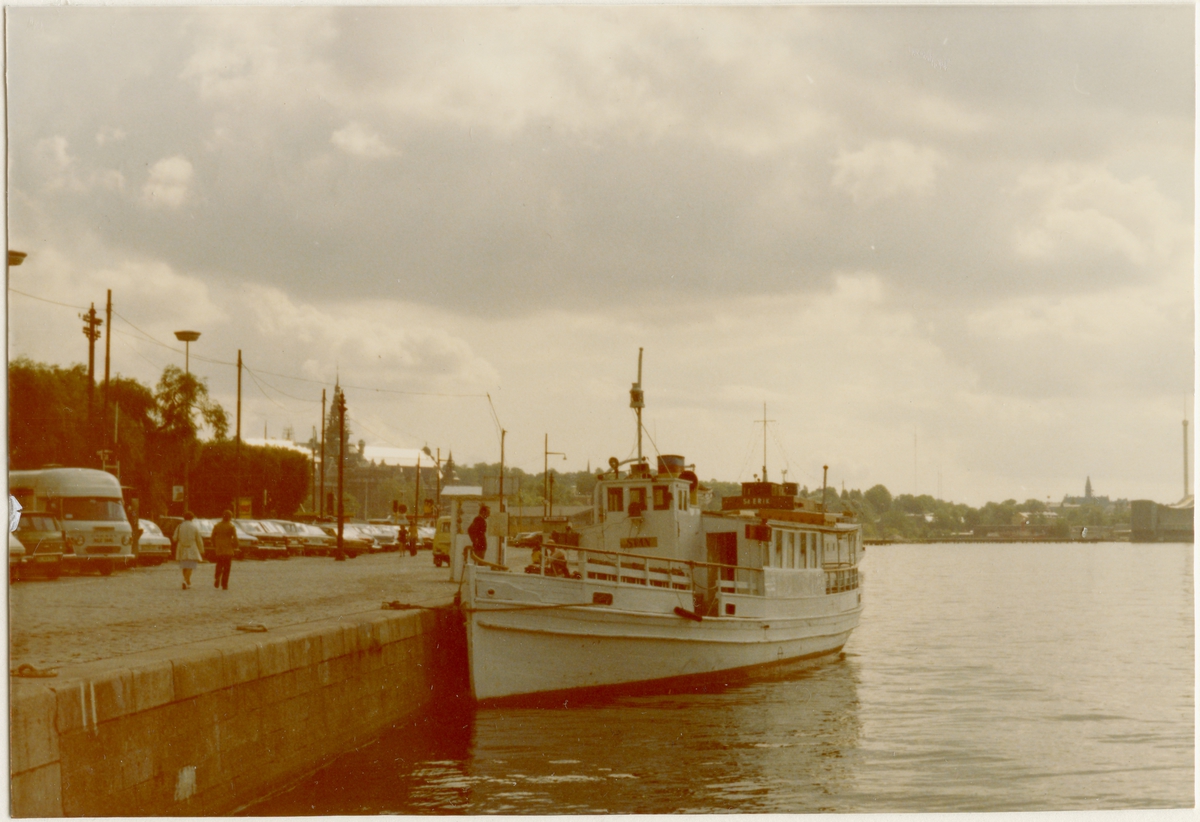 Foto i färg visande passagerarmotorfartyget Svan av Stockholm vid Strandvägskajen i Stockholm 1974.