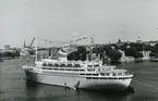 Foto från 1957 visande turist-&
passagerarmotorfartyg BERGENSFORD av Bergen, för ankar i Stockholms ström.