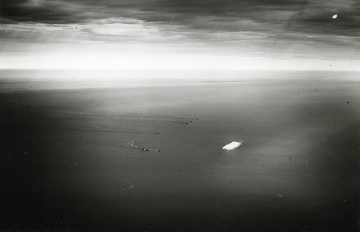 Flygfoto över TÖ:s, övning till havs. Jagardimman utlagd. Jagarna gira bakom den.