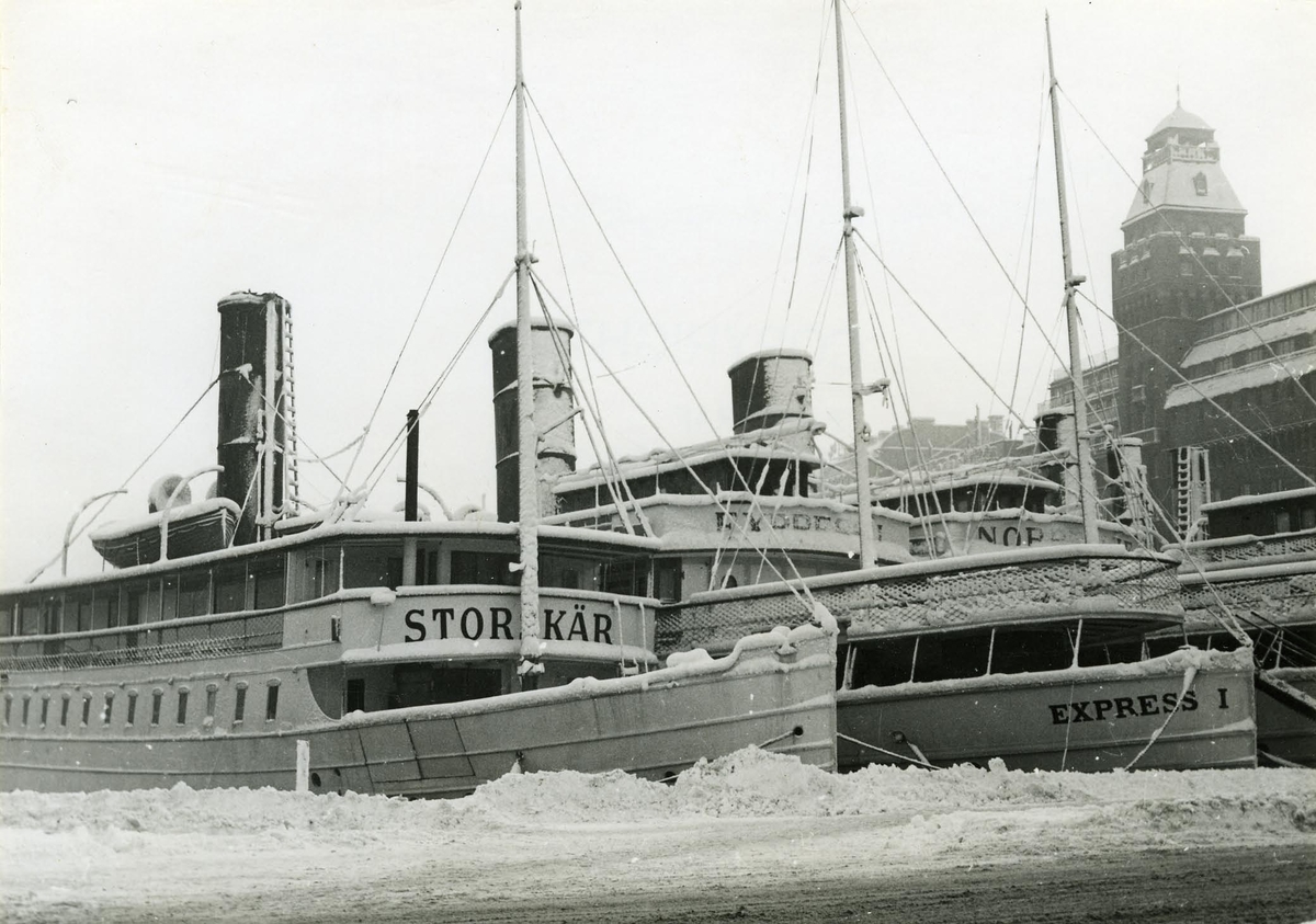 Nybroviken, Stockholm, med vinterupplagda Vaxholmsbåtar.