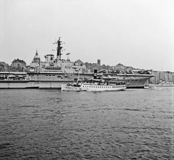 Skärgårdsångaren STORSKÄR passerar det brittiska hangarfarty