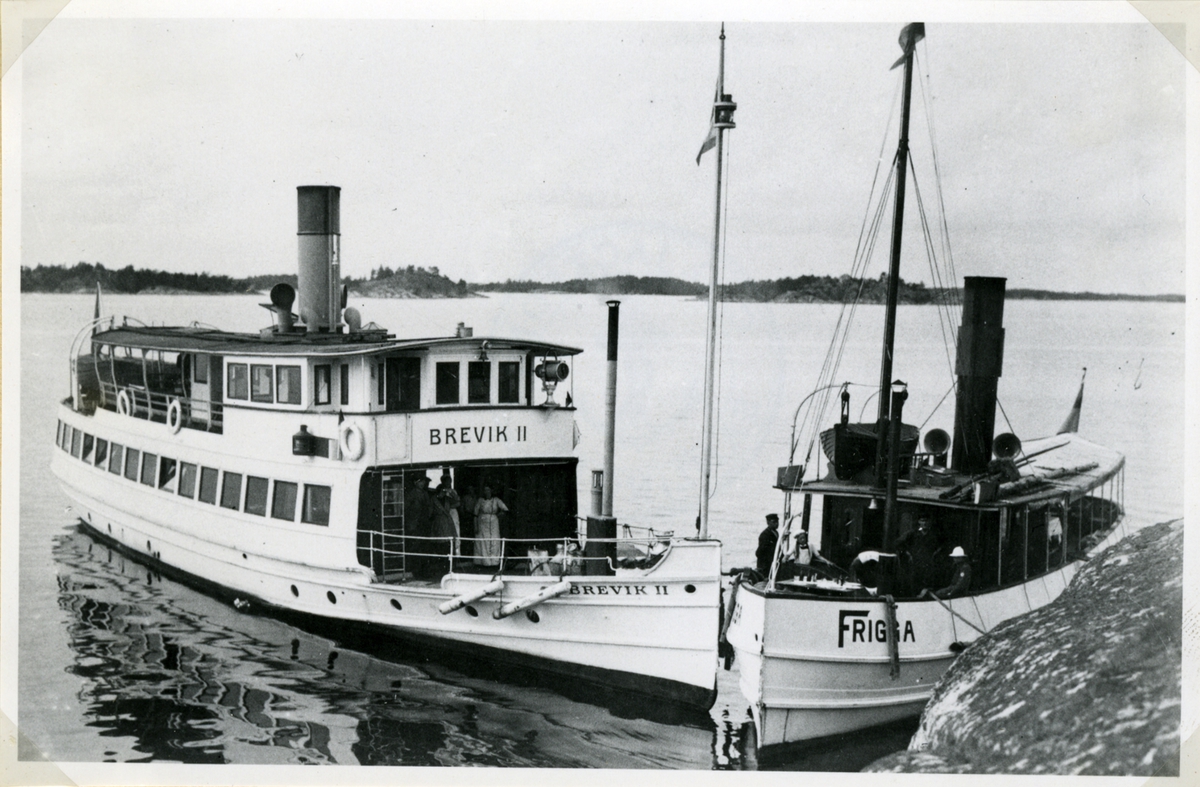 Båda fartygen förhyrda av Kungliga Svenska Segelsällskapet (KSSS)  under en Sandhamnsregatta ca 1910-1915. RN 4438.
Till höger bogserbåten Frigga ex Hero tillhörig Stockholms Transport & Bogserings AB.
Gastholmsgrundet i södra Kanholmsfjärden