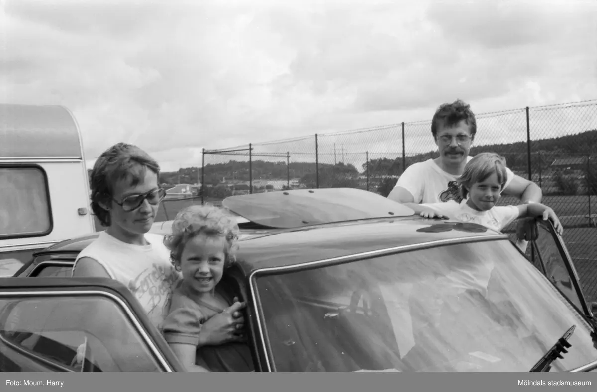 Campare vid Åby camping i Mölndal, år 1984. "På väg ut från campingen möter vi familjen Sandberg, som just anlänt.
- Vi är rent ut sagt förvånade över det vänliga bemötande, vi har fått av värdinnorna, säger de. Tyvärr har vi haft oturen att träffa snorkig personal på andra ställen, vi kommer från.
- Står resten av campingen i stil med bemötandet, kommer vi nog att finna oss väl till rätta, slutar de, innan det är dags att leta rätt på uppställningsplatsen."

För mer information om bilden se under tilläggsinformation.